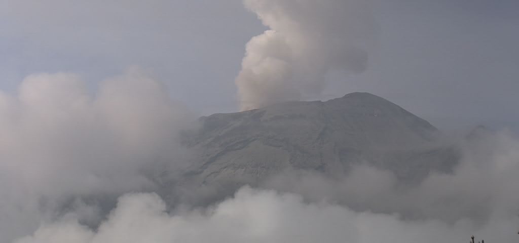 Popocatépetl tiene dos explosiones menores en la noche